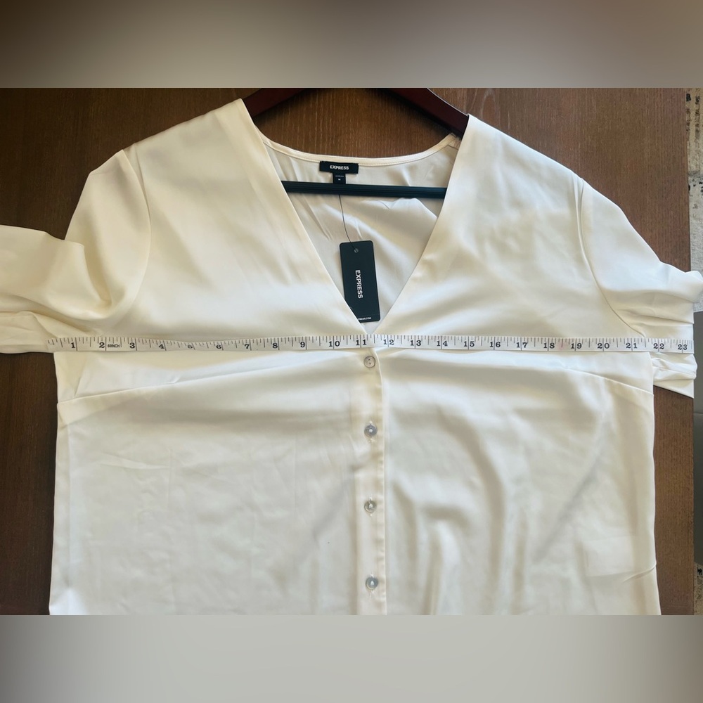 NWT Express Ivory V-Neck Balloon Sleeve Blouse - Size Medium - Picture 5 of 6